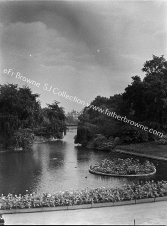 ST JAMES'S PARK BUCKINGHAM PALACE FROM BRIDGE OVER LAKE